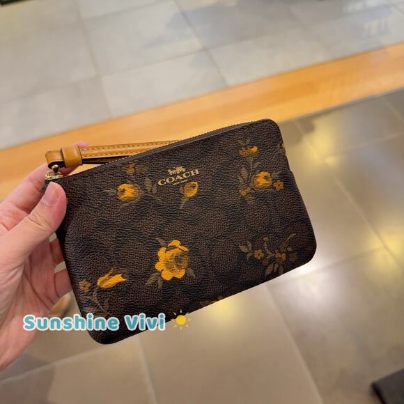 NWT Coach Corner Zip Wristlet Signature Canvas With Floral CCL19 Walnut/Yellow - Picture 1 of 7